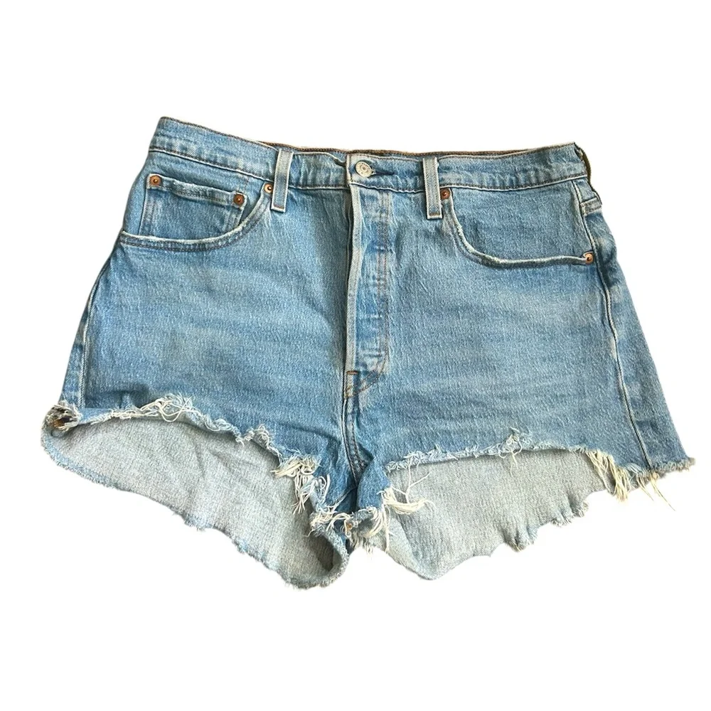 Levi’s 501 women’s button fly cut off denim shorts  size 32 - Picture 3 of 10